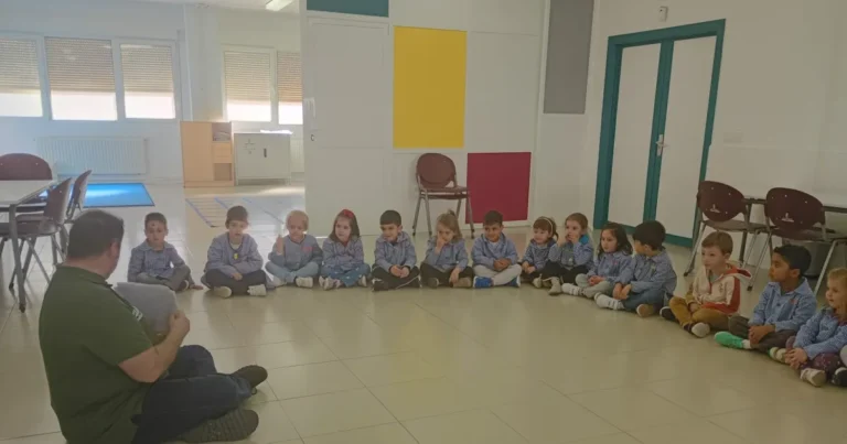 Aprendizaje Sustentable: Pequeños del CEIP Benito Pérez Galdós Descubren el Reciclaje con Juegos y Cuentos