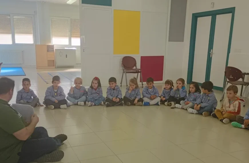 Aprendizaje Sustentable: Pequeños del CEIP Benito Pérez Galdós Descubren el Reciclaje con Juegos y Cuentos