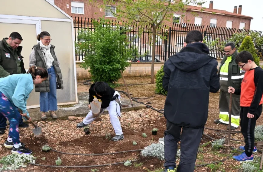 Cientos de Escolares se Unen al Ayuntamiento en el Día del Árbol para Fomentar la Conciencia y la Acción Verde