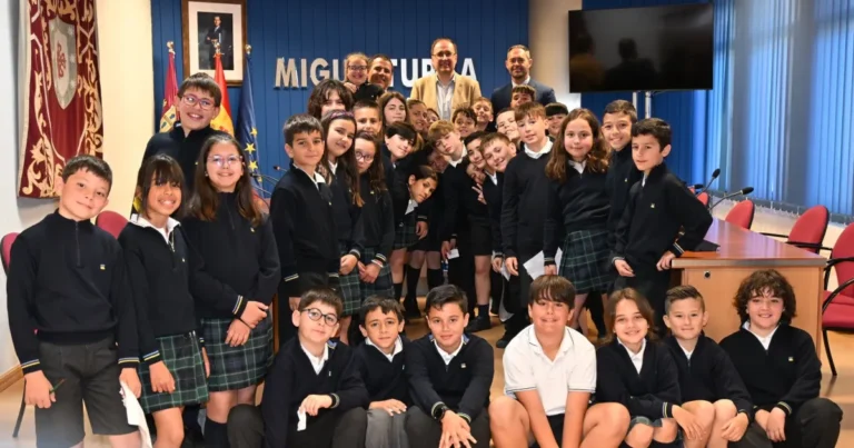 Descubriendo la Democracia Local: Alumnos de «La Merced» Visitan al Alcalde de Miguelturra