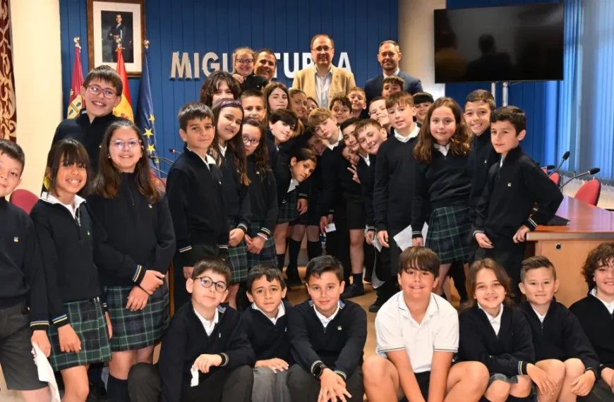 Descubriendo la Democracia Local: Alumnos de «La Merced» Visitan al Alcalde de Miguelturra