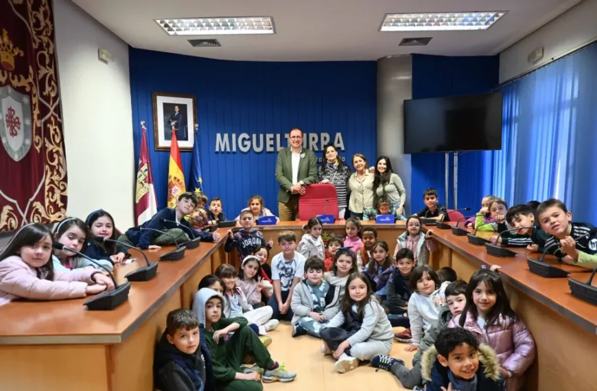 Visita Educativa al Ayuntamiento: Los Niños Conocen el Trabajo del Alcalde