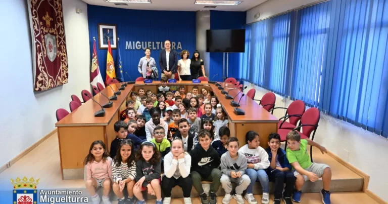 Visita al Ayuntamiento de los Alumnos del CEIP Clara Campoamor
