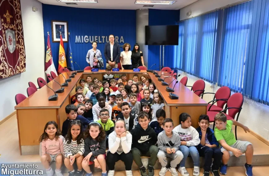 Visita al Ayuntamiento de los Alumnos del CEIP Clara Campoamor
