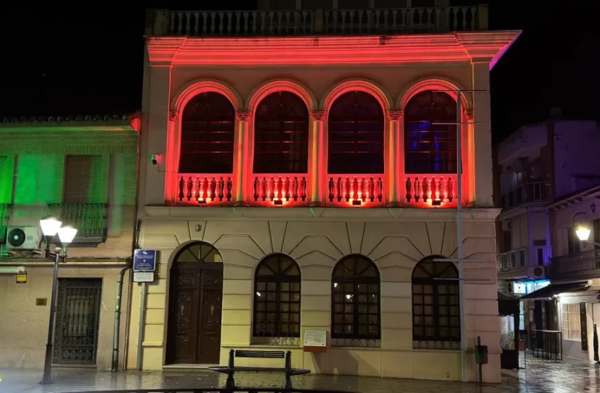 Centro de Día se Tiñe de Rojo por el Día Mundial de la Esclerosis Múltiple