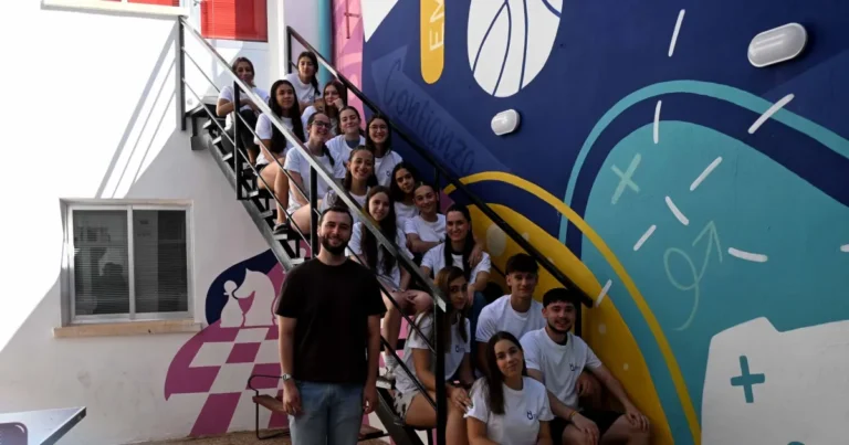 El Centro Joven Distribuye Camisetas Oficiales a Alumnos de Monitores de Ocio y Tiempo Libre