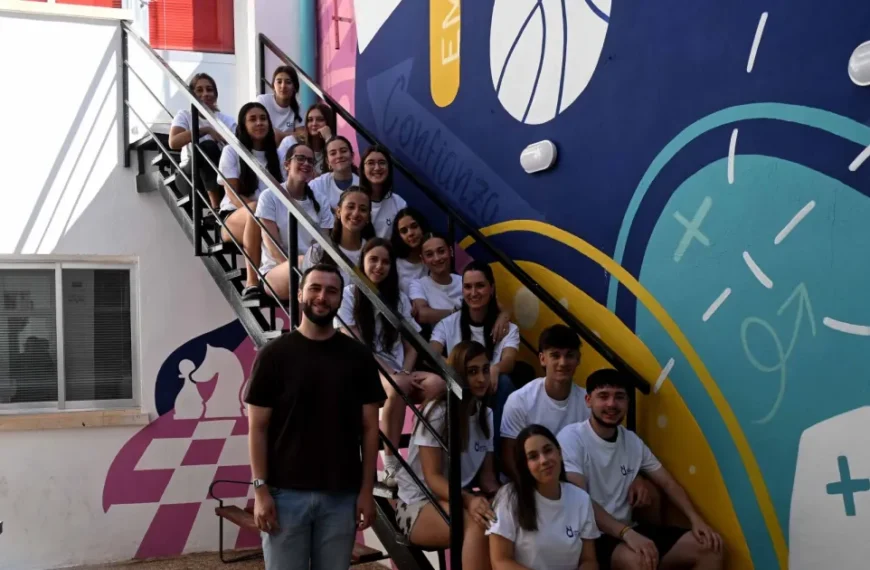El Centro Joven Distribuye Camisetas Oficiales a Alumnos de Monitores de Ocio y Tiempo Libre