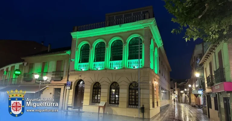 Miguelturra Ilumina de Verde el Centro de Día en Apoyo al Día Mundial del Cáncer de Próstata