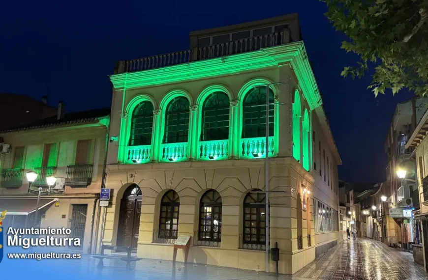 Miguelturra Ilumina de Verde el Centro de Día en Apoyo al Día Mundial del Cáncer de Próstata
