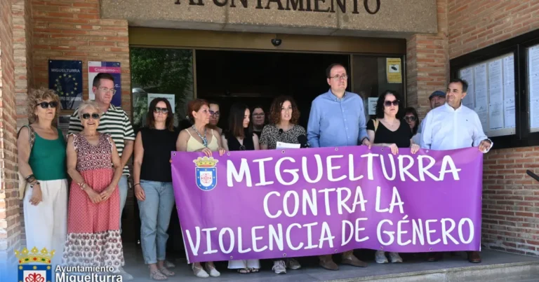 Solidaridad y Condena: Minuto de Silencio del Ayuntamiento por Víctimas de Violencia de Género
