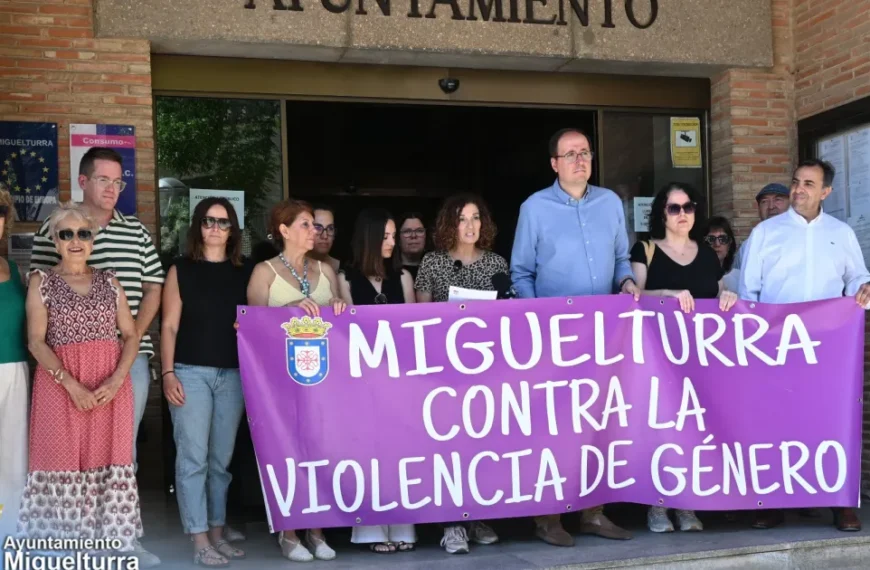 Solidaridad y Condena: Minuto de Silencio del Ayuntamiento por Víctimas de Violencia de Género