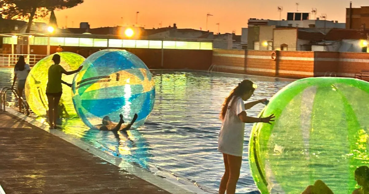 Miguelturra Inicia las «Noches Encantadas» con Aventura en la Piscina Municipal