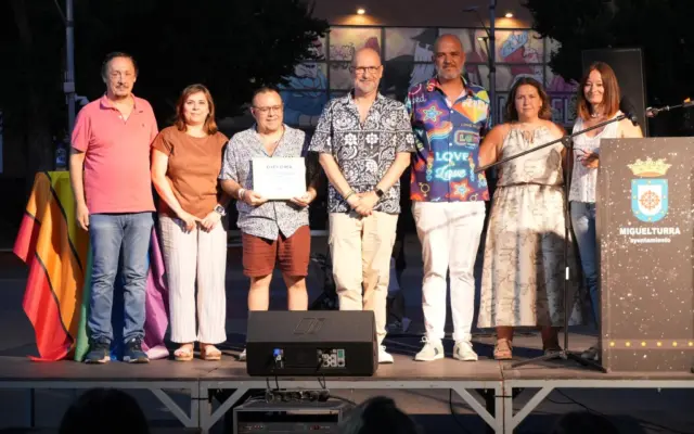 Representantes de la Asociación de Peñas del Carnaval de Miguelturra reciben la mención honorífica de Amparo LGTBI+ en el Parque Doctor Fleming