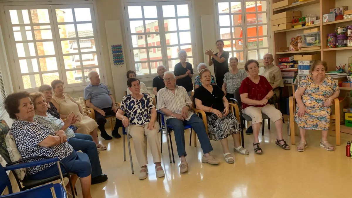 Personas mayores participando en una actividad del Centro de Día de Miguelturra