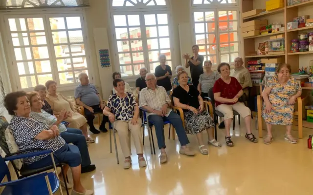 Personas mayores participando en una actividad del Centro de Día de Miguelturra