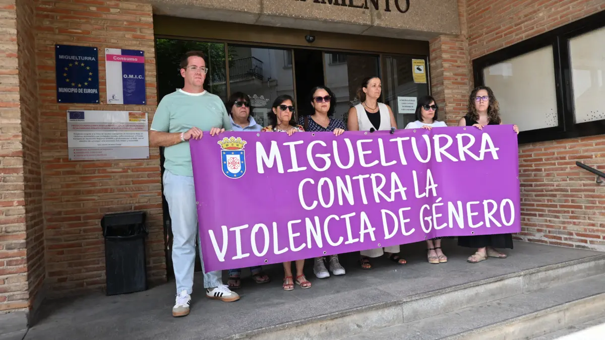 Concentración de un minuto de silencio en las puertas del Ayuntamiento de Miguelturra por las víctimas de violencia de género