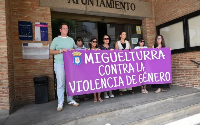 Concentración de un minuto de silencio en las puertas del Ayuntamiento de Miguelturra por las víctimas de violencia de género