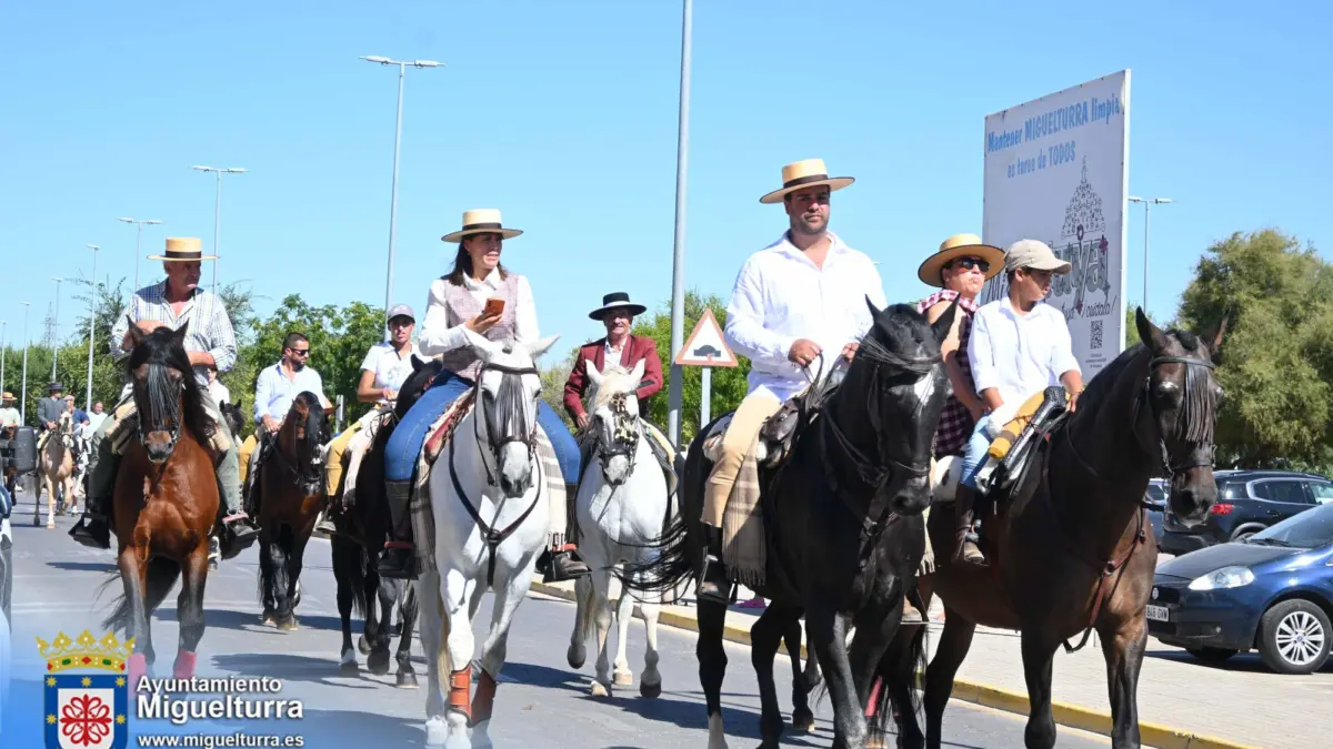 Jinetes y caballos en el pasacalles de la Asociación Amigos del Caballo por las calles de Miguelturra