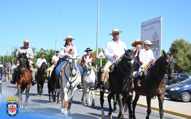 Jinetes y caballos en el pasacalles de la Asociación Amigos del Caballo por las calles de Miguelturra