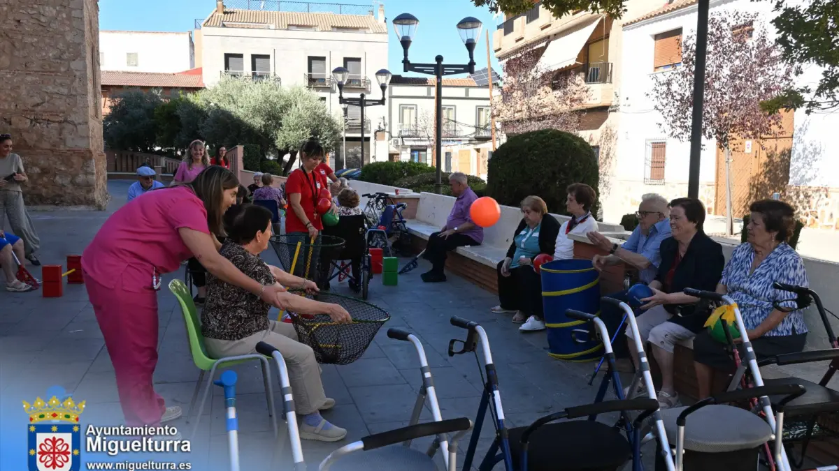 Personas mayores del Centro de Día de Miguelturra practican actividades deportivas en la Plaza de España
