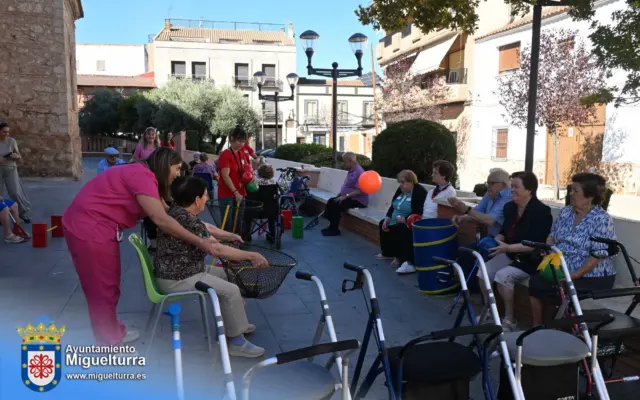 Personas mayores del Centro de Día de Miguelturra practican actividades deportivas en la Plaza de España