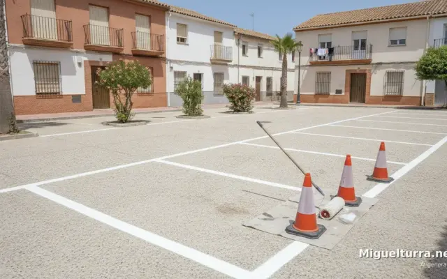 Aparcamiento municipal con las plazas recién pintadas y conos de señalización