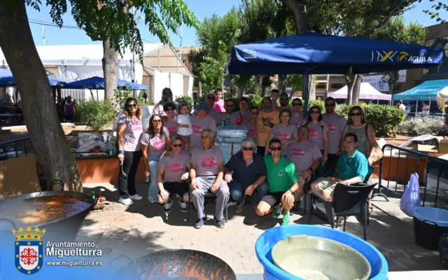 Vecinos en el Almuerzo de Peñas y Encuentro de Charangas en el Parque Doctor Fleming de Miguelturra