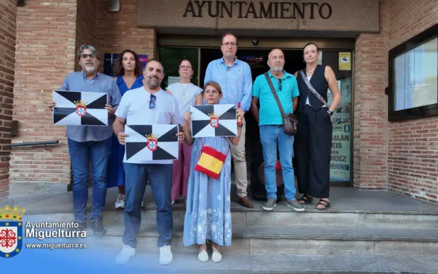Concentración vecinal en la Plaza de España de Miguelturra en apoyo a Ceuta