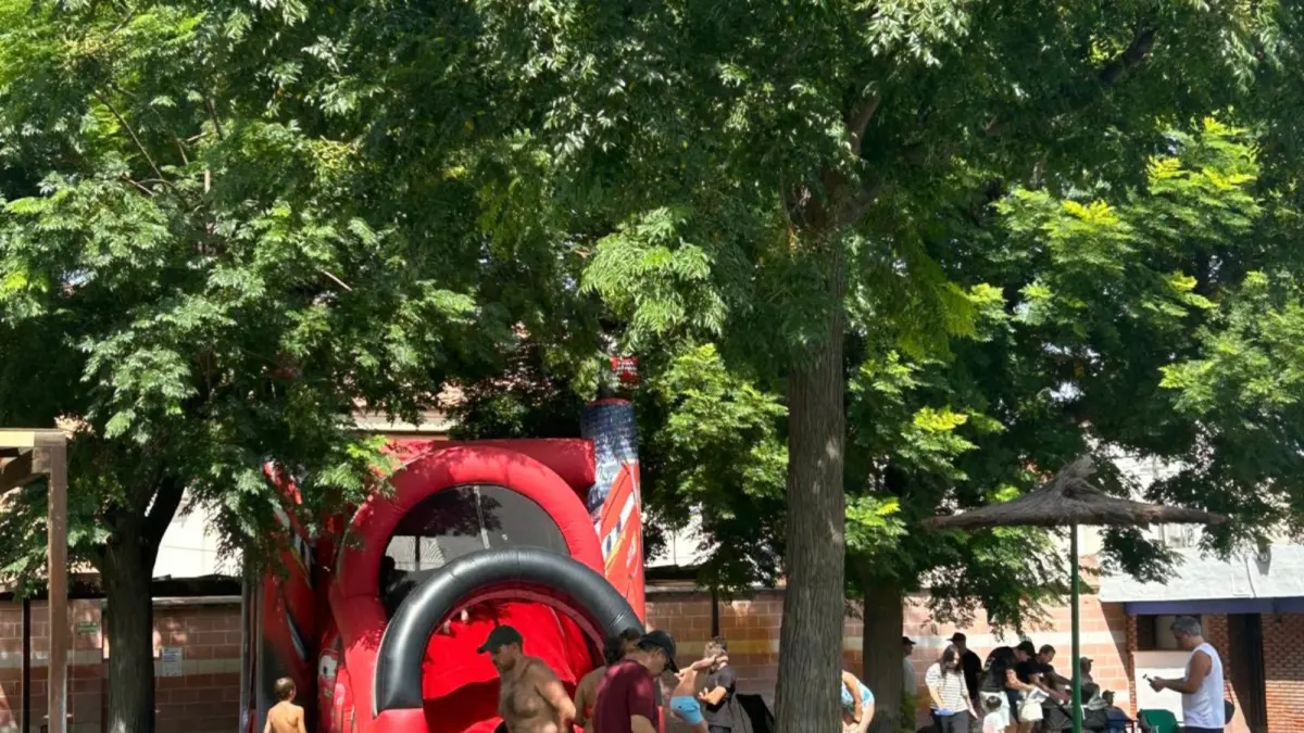 Pasarela acuática hinchable en la Piscina Municipal de Miguelturra durante la Fiesta Acuática