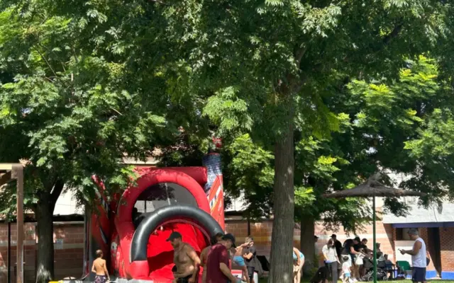 Gran Fiesta Acuatica en la Piscina Municipal de Miguelturra durante una jornada de calor extremo