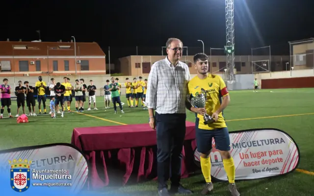 Jugadores durante el Trofeo Virgen de la Estrella de fútbol en el Complejo Deportivo Candelario León Rivas de Miguelturra