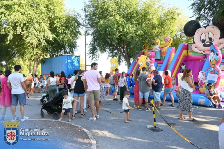 Niños jugando en atracciones hinchables en el Recinto Ferial de Miguelturra durante las Ferias 2026