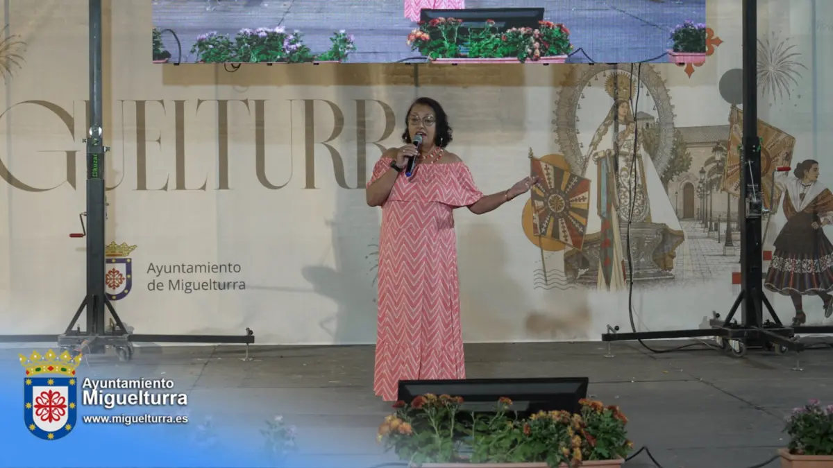 Participante canta en el escenario del Concurso Regional de Karaoke en la Plaza de la Virgen de Miguelturra