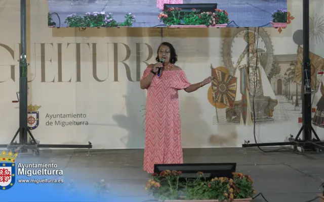 Participante canta en el escenario del Concurso Regional de Karaoke en la Plaza de la Virgen de Miguelturra