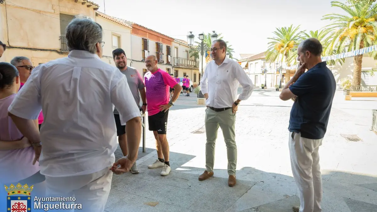 Jugadores del CD Miguelturreno durante la ofrenda floral a la Virgen de la Estrella
