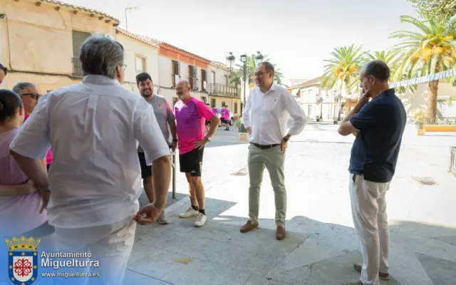 Jugadores del CD Miguelturreno durante la ofrenda floral a la Virgen de la Estrella