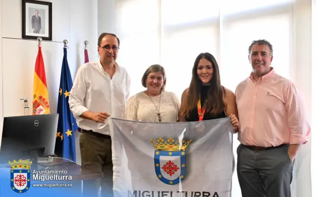 El alcalde de Miguelturra, Luis Ramón Mohíno, recibe en el Ayuntamiento a la jugadora Guadalupe Aranda