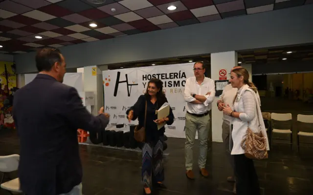 Alcalde, concejal y representantes de la Asociación de Hostelería reunidos en la jornada informativa en el Museo del Carnaval de Miguelturra