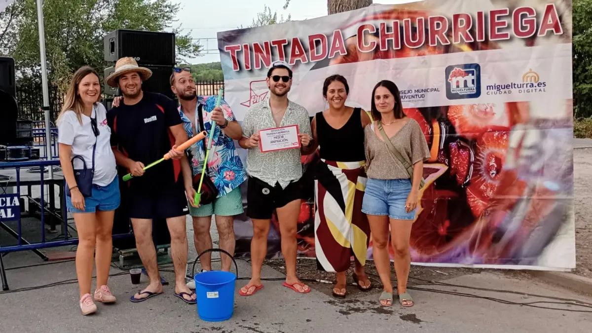 Jóvenes participan en la Tintada Churriega en el Recinto Ferial de Miguelturra