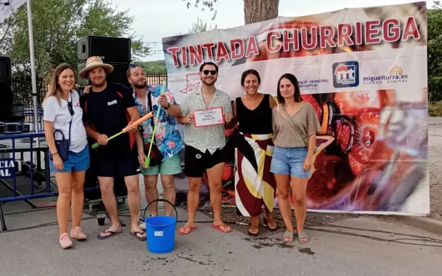 Jóvenes participan en la Tintada Churriega en el Recinto Ferial de Miguelturra