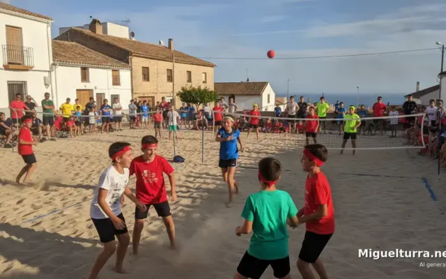 Jóvenes participando en el Torneo de Datchball Playa de Miguelturra, imagen ilustrativa generada con IA