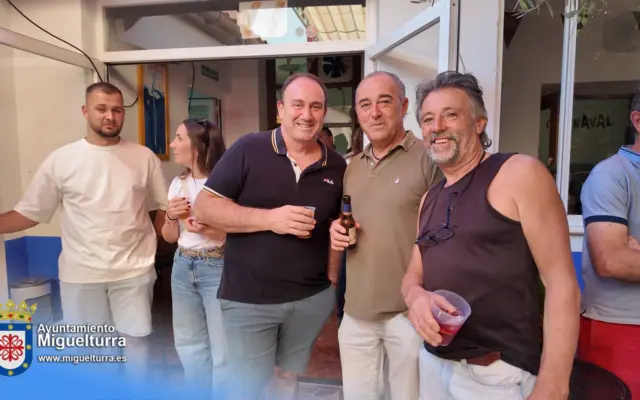 Vecinos participando en la jornada gastronómica Vino al Centro del Círculo de Artesanos y Obreros de Miguelturra