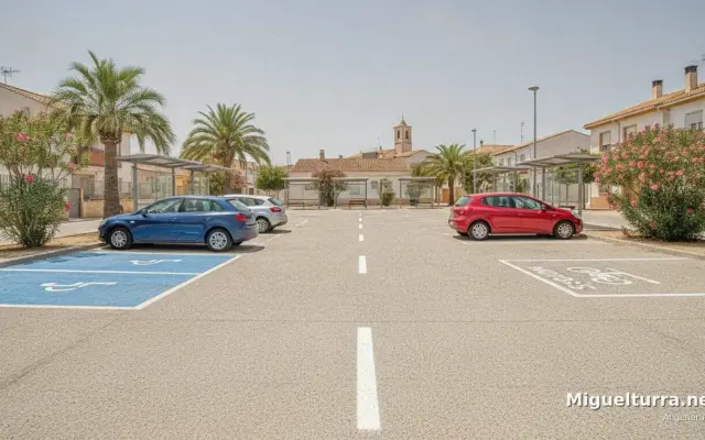 Aparcamiento disuasorio municipal con señalización recién pintada, imagen ilustrativa generada con IA