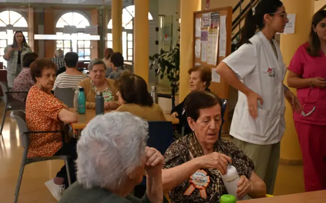 Usuarios del Centro de Día de Miguelturra durante el bingo especial por el Día Internacional de las Personas Mayores