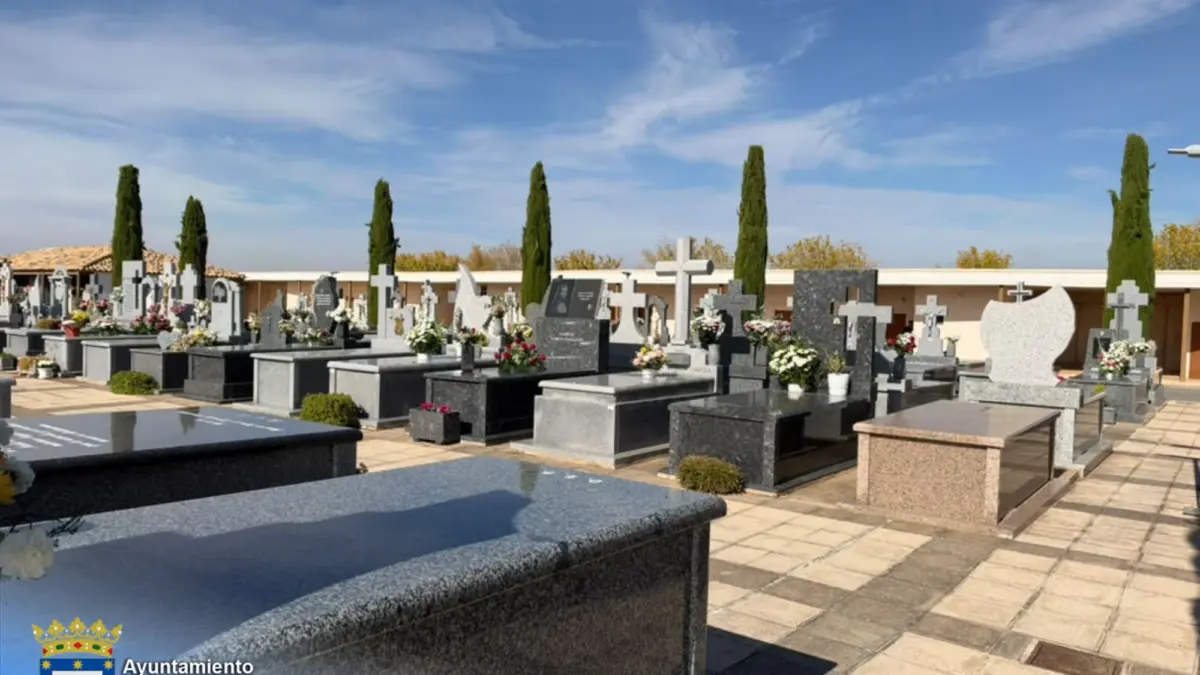 Trabajos de mantenimiento en el Cementerio Municipal de Miguelturra antes de la festividad de Todos los Santos