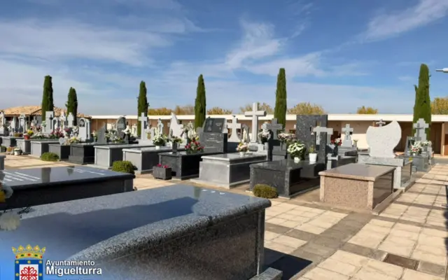 Trabajos de mantenimiento en el Cementerio Municipal de Miguelturra antes de la festividad de Todos los Santos