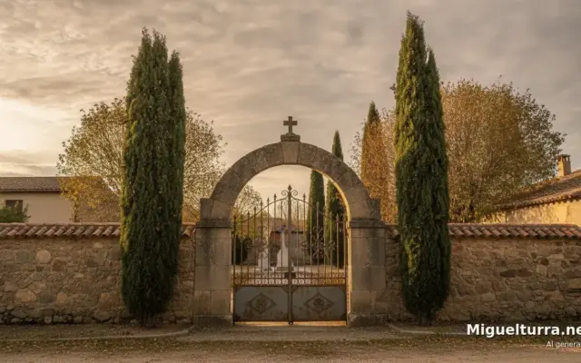 Puerta de entrada del Cementerio Municipal de Miguelturra cerrada