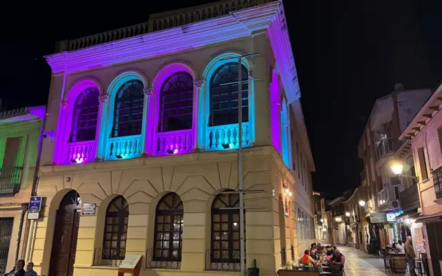 Fachada del Centro de Día de Miguelturra iluminada de rosa y azul por el Día Mundial de la Muerte Gestacional, Perinatal y Neonatal