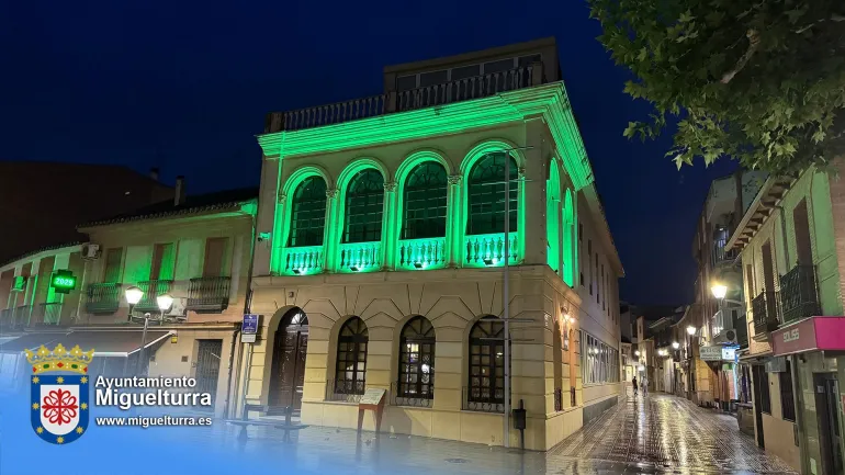 Fachada del Centro de Día de Miguelturra iluminada de verde con motivo del Día Nacional de la Artritis