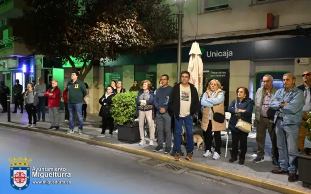 Vecinos y corporación municipal de Miguelturra guardan un minuto de silencio en la Plaza de España por las víctimas del accidente ferroviario de Urda